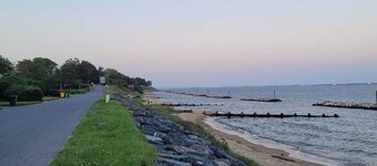 Cheerful Cottage Home near Annapolis in Beautiful Chesapeake Bay Beach setting