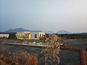 Een seizoensgebonden buitenzwembad