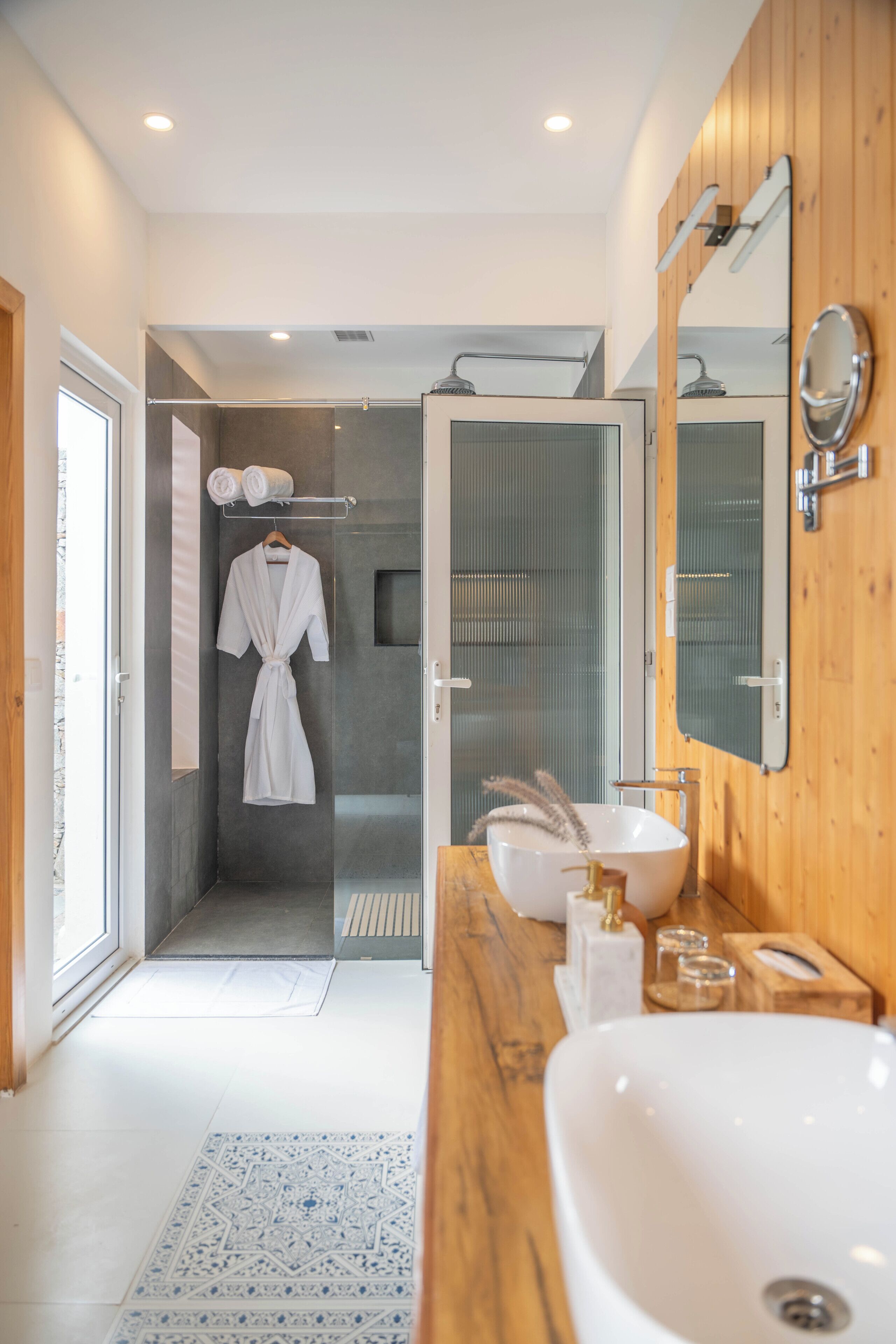 Bañera y ducha independientes, artículos de tocador de diseñador