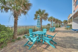 Outdoor dining - Palace Resort 1106- 1 Bedroom- Side Ocean View (Myrtle Beach)