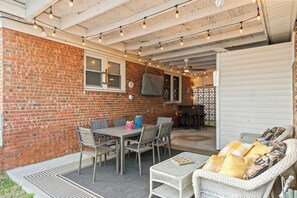 Outdoor dining - Seaside Cabana-Dog Friendly 3BR Cherry Grove (North Myrtle Beach)