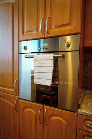 Interior - Spacious 3-Room Apt near Nivy Mall & Bus Station, 6 Beds, Corner Bath & Balcony (Bratislavský kraj)