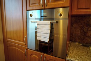 Interior - Spacious 3-Room Apt near Nivy Mall & Bus Station, 6 Beds, Corner Bath & Balcony (Bratislavský kraj)