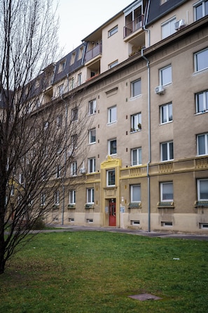 Exterior - Spacious 3-Room Apt near Nivy Mall & Bus Station, 6 Beds, Corner Bath & Balcony (Bratislavský kraj)