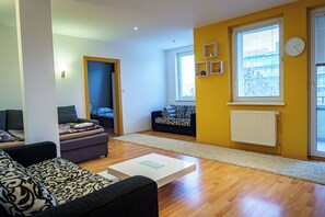 Living area - Spacious 3-Room Apt near Nivy Mall & Bus Station, 6 Beds, Corner Bath & Balcony (Bratislavský kraj)