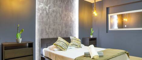 Caja de seguridad en la habitación y tabla de planchar con plancha