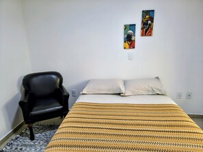 3 bedrooms, iron/ironing board, free WiFi, bed sheets - Lombardi Family House right on the sand, on Perequê Beach, Porto Belo. (Porto Belo)