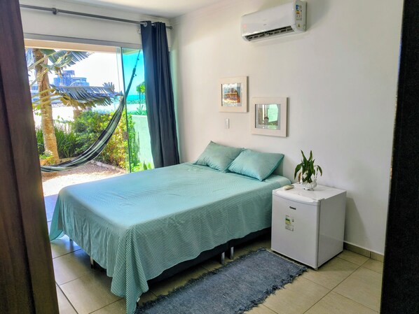 3 bedrooms, iron/ironing board, free WiFi, bed sheets - Lombardi Family House right on the sand, on Perequê Beach, Porto Belo. (Porto Belo)