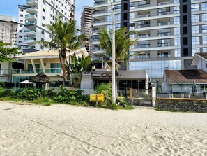 Exterior - Lombardi Family House right on the sand, on Perequê Beach, Porto Belo. (Porto Belo)