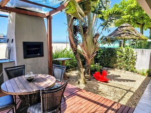Outdoor dining - Lombardi Family House right on the sand, on Perequê Beach, Porto Belo. (Porto Belo)