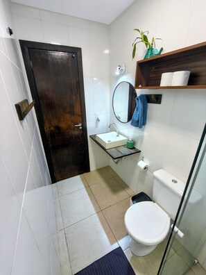 Een haardroger, handdoeken, toiletpapier