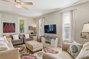 TV - Gi Bops by the Sea- Heated Pool! Dogs Welcome! (Santa Rosa Beach)
