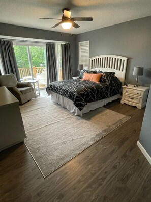 Tabla de planchar con plancha, wifi, ropa de cama