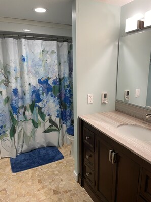 Ducha, secador de pelo, toallas y jabón