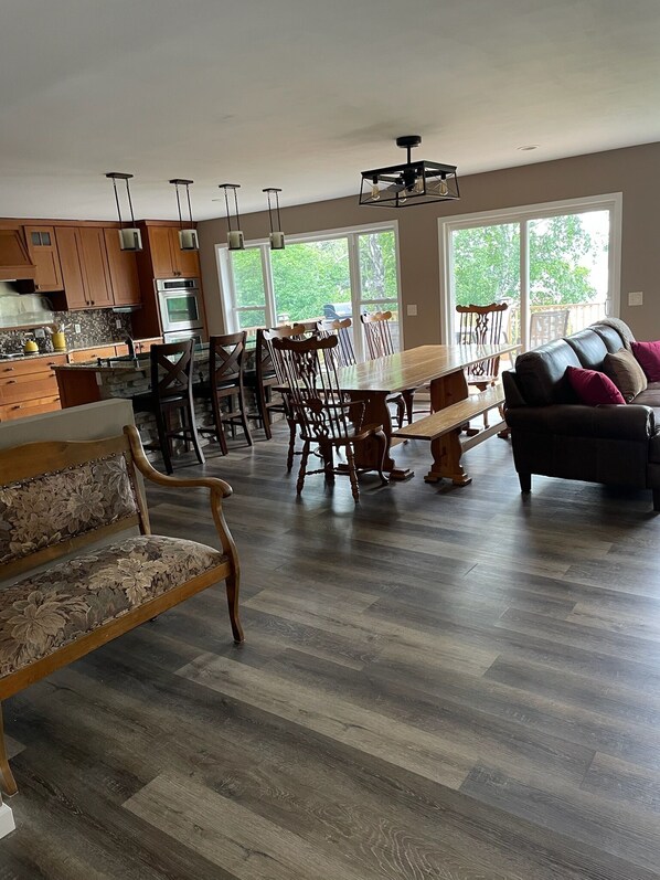 Una televisión, una chimenea