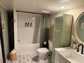 Towels, soap, toilet paper - Luxury Yurt in Bryson City close to Best Hiking in Smoky Mountains (Bryson City)