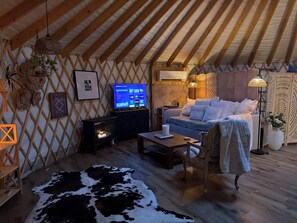 Living area - Luxury Yurt in Bryson City close to Best Hiking in Smoky Mountains (Bryson City)