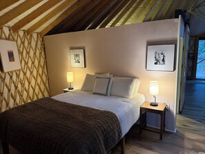 WiFi, bed sheets - Luxury Yurt in Bryson City close to Best Hiking in Smoky Mountains (Bryson City)