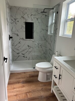 Sèche-cheveux, serviettes fournies, savon, papier toilette