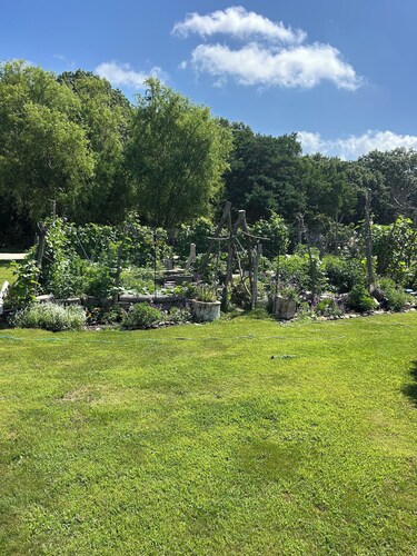 Welcome to the Savanna Shire! Cozy one room cabin for a lovers getaway!