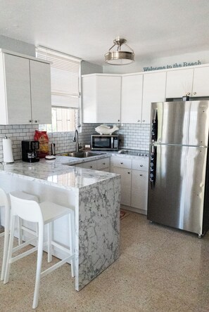 Réfrigérateur, four à micro-ondes, cafetiÚre-théiÚre