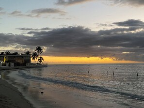 Sur la plage, chaise longue, serviettes de plage