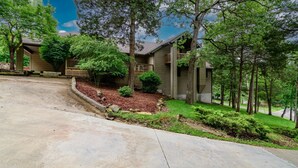 Um imóvel residencial com varanda coberta, jardim frontal ajardinado e entrada com acesso por rampa.
