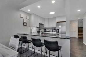 Frigorifero, microonde, forno, piano cottura
