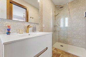 Shower, hair dryer, bidet, towels - NEW RURAL HOUSE LOS HEBRERO (Torrecaballeros)