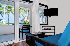 Une chambre avec un lit, une télévision, un bureau et une chaise.