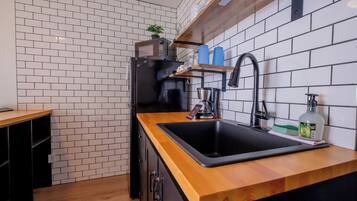 Kylskåp, mikrovågsugn, kaffe- och tebryggare och grytor/köksredskap