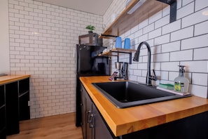 Refrigerador, microondas, cafetera y tetera y utensilios de cocina