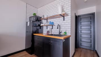 Kylskåp, mikrovågsugn, kaffe- och tebryggare och grytor/köksredskap