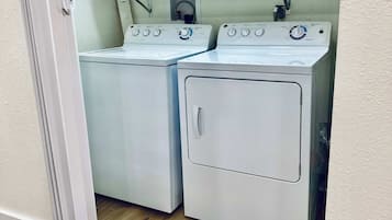 House, Multiple Beds, Patio, Garden View (Boardwalk Bungalow) | Laundry