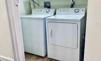 House, Multiple Beds, Patio, Garden View (Boardwalk Bungalow) | Laundry