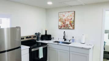 House, Multiple Beds, Patio, Garden View (Boardwalk Bungalow) | Private kitchen