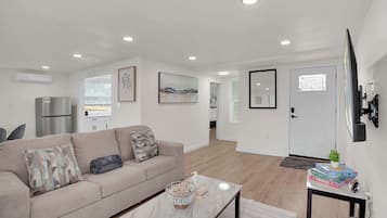 House, Multiple Beds, Patio, Garden View (Boardwalk Bungalow) | Living area