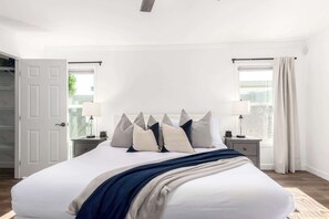 Iron/ironing board, travel cot, WiFi, bed sheets - NEW - The Desert Bloomhouse with Heated Pool (Scottsdale)