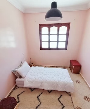 1 habitación, tabla de planchar con plancha, wifi y ropa de cama