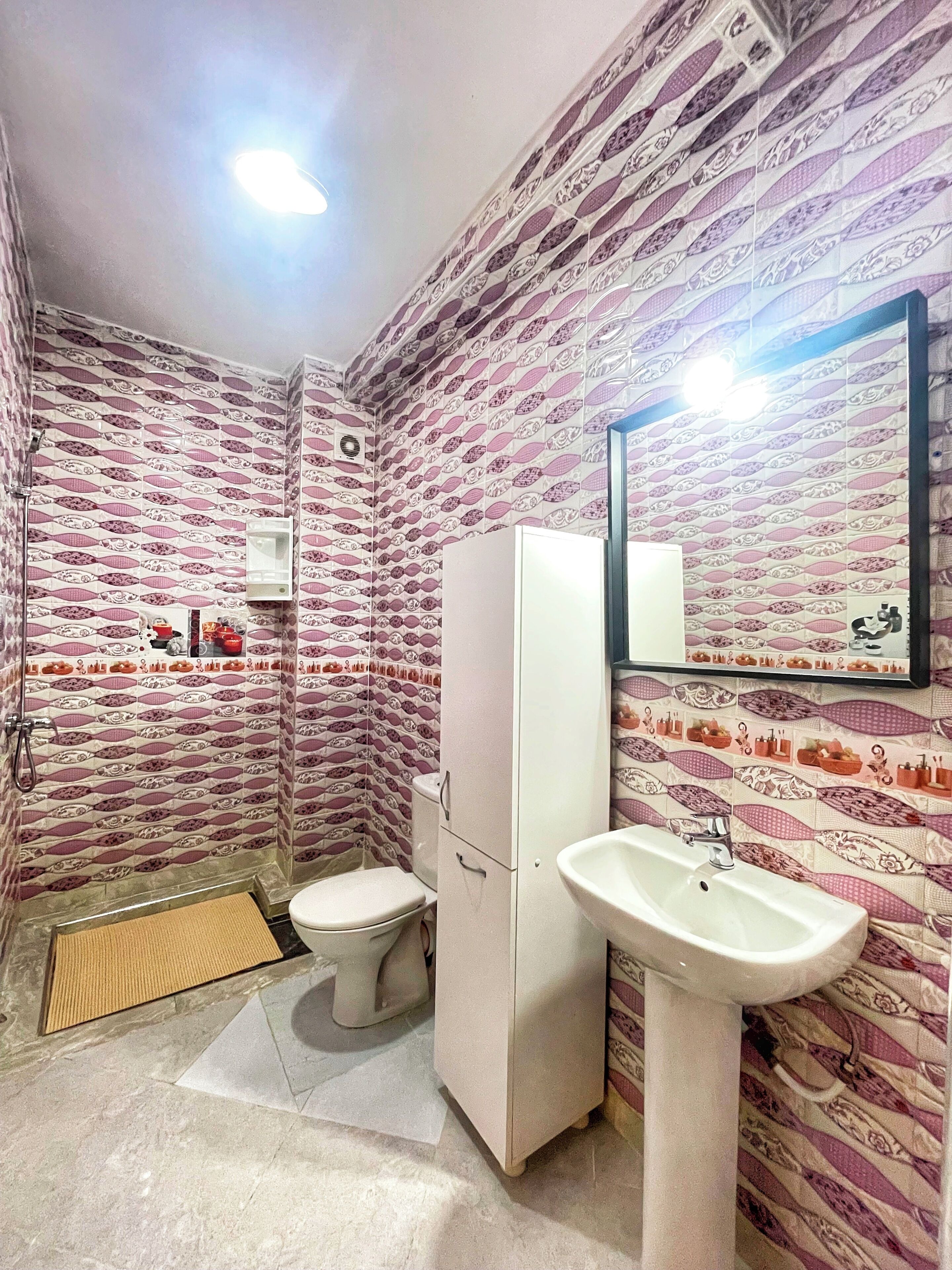 Sèche-cheveux, serviettes fournies, savon, papier toilette