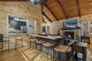 Dining - Gated Resort*Pet Friendly-up to 2 Dogs*Sleeps 6 (PIGEON FORGE)