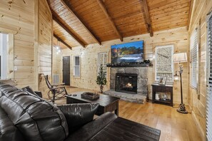 Smart TV, fireplace, video games - Gated Resort*Pet Friendly-up to 2 Dogs*Sleeps 6 (PIGEON FORGE)
