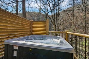 Outdoor spa tub - Gated Resort*Pet Friendly-up to 2 Dogs*Sleeps 6 (PIGEON FORGE)