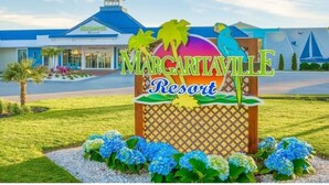 Une enseigne pour le complexe hôtelier Margaritaville, avec des palmiers et un oiseau.