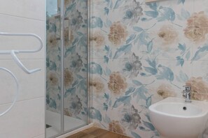 Dusche, umweltfreundliche Kosmetikartikel, Haartrockner, Bidet
