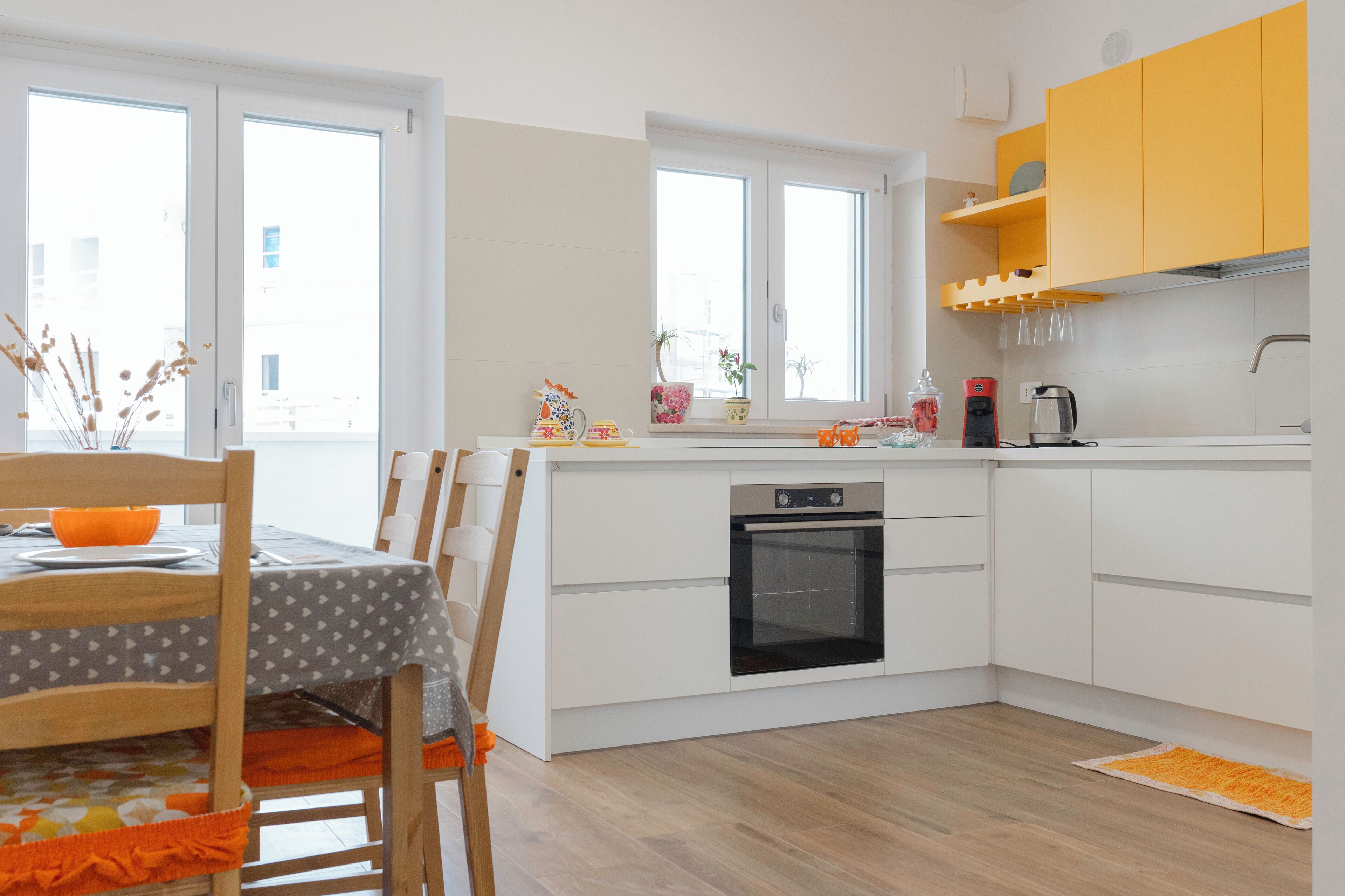 Kjøleskap, ovn, kokeplater og kaffetrakter/tekoker