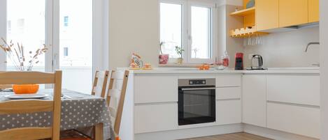 Kjøleskap, ovn, kokeplater og kaffetrakter/tekoker