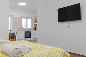 1 Schlafzimmer, Schreibtisch, schallisolierte Zimmer