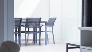 Une pièce comprenant un lit, un bureau et une table avec des chaises.