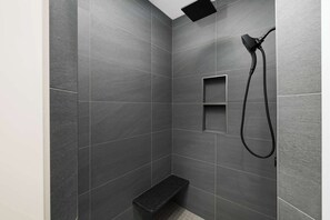 Shower, hair dryer, towels, shampoo - Luxury Modern Lodge on St. Joe River- 6,000 Sq Ft - Sleeps 12 (Spencerville)